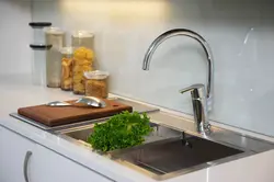 Фото крана с водой на кухне