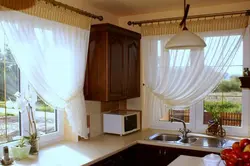 Дизайн штор в кухню с широким окном