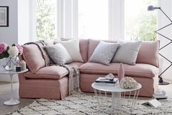 Дизайн гостиной с розовым диваном