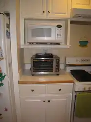Фото кухни с микроволновкой в нише