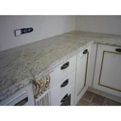 Столешница мрамор саламанка в интерьере кухни фото