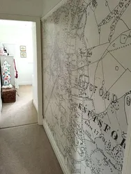 Koridorda dekorativ gips dünya xəritəsi daxili fotoşəkil