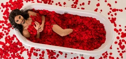 Фото с ванной с лепестками роз