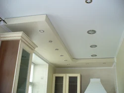 Фото потолка натяжного комбинированного с гипсокартоном на кухне