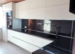 Кухня стальніца і фартух чорны колер фота