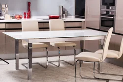 Сучасны кухонны стол з крэсламі на кухню фота