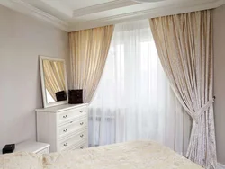 Дизайн штор для спальни с белой мебелью