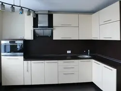 Кухонный гарнитур черно белый угловой для маленькой кухни фото