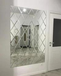 Зеркальное панно на всю стену в прихожей фото