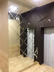Koridor fotoşəkilində bütün divarda güzgü paneli
