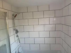 Ваннаға арналған ақ плиткалар қара ерітінді фотосуреті