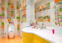 Bright small bath design