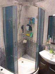 Панельдік үйдің ваннасындағы душ кабинасы фото