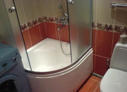 Bir panel evin banyosunda duş kabini fotoşəkili