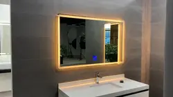 Интерьердегі жарықтандыру фотосуреті бар ванна бөлмесінің айнасы