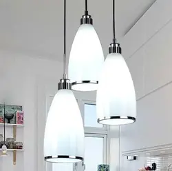 Подвесные потолочные светильники в интерьере кухни
