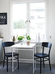 Стол на кухне у окна дизайн интерьера