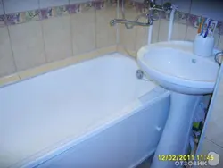 Ванна мен раковинаға арналған бір шүмегі бар ванна бөлмесінің фотосуреті