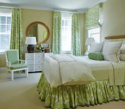 Зеленое покрывало в интерьере спальни