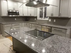 Столешница гранит белый в интерьере кухни