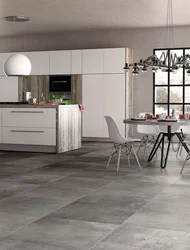 Серый керамогранит в интерьере кухни на полу