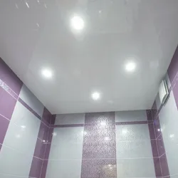 Banyoda parlaq tavanın fotoşəkili