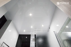 Banyoda parlaq tavanın fotoşəkili