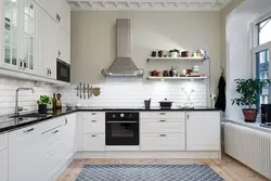 Kitchen design with full-wall hood