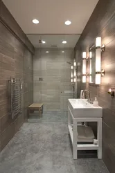 Дизайн ванны серая и коричневая плитка