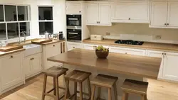 Столешница светлый дуб в интерьере кухни