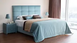 Бирюзовая кровать в интерьере спальни с мягким изголовьем