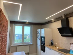 Потолок со световыми линиями фото кухня