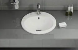 Үстелге орнатылған ваннаға арналған раковинаның фотосуреті