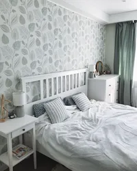 Дызайн інтэр'еру спальні з белымі шпалерамі