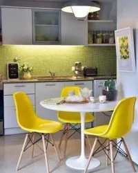 Кухня с желтыми стульями фото