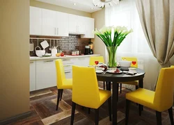 Дизайн кухни с желтыми стульями