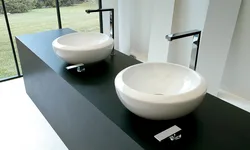 Ванна фотосуретіндегі үстелдің үстіндегі раковина ыдысы
