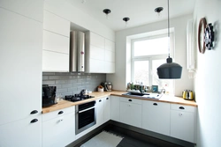 Белая кухня черная техника фото деревянная столешница