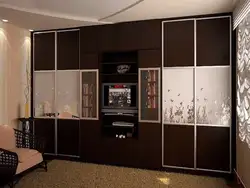 Дизайн шкафа купе в гостиной с телевизором