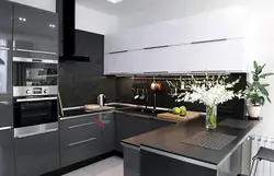 Дизайн кухни с темным фартуком и темной столешницей фото