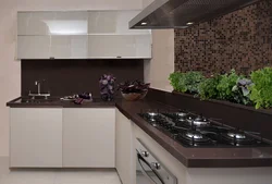 Дизайн кухни с темным фартуком и темной столешницей фото