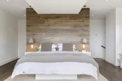 Интерьер спальни с ламинатом на одной стене
