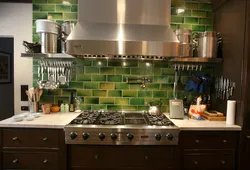 Кухня с зеленым фартуком из плитки дизайн