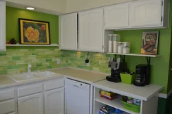 Кухня с зеленым фартуком из плитки дизайн