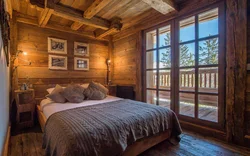 Дизайн спальни с окном в деревянном доме