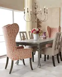 Мягкие стулья в интерьере кухни