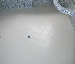 Слив в полу ванной фото