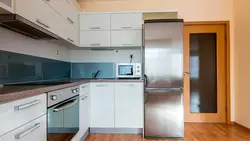 Угловая Кухня Дизайн С Холодильником У Двери