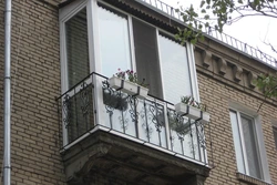 Kvartirada frantsuz balkonining fotosurati