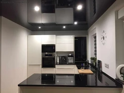 Интерьер кухни с натяжным черным потолком